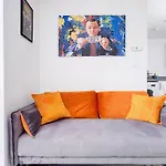 Luxury City Centre Stylish 2 Bed House ☆ Free Driveway Parking → With 55 Inch Smart Tv, Free Netflix & Wifi ✘ Comfy Seating Area - By Maevela