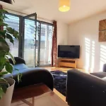 Modern Arcadian Centre Apartment 2 Bed / Balcony