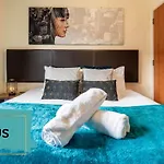 Haus City Centre Apartment - Arcadian -Balcony - Secure Parking - Wifi-Smart Tv - China Town -Top Rated
