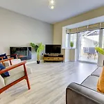 The Leyburn I Large Executive House I Great Dining Space I Parking I Garden I Close To Nec & 12 Mins To Airport I Ecoshort Term Let By Silva