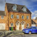 The Leyburn I Large Executive House I Great Dining Space I Parking I Garden I Close To Nec & 12 Mins To Airport I Ecoshort Term Let By Silva