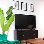 Exoticstay Apartments - New Build - Luxe 2 Bedroom Apt - Free Parking - Smart 4K Tv With Ultrafast Wifi & Netflix - City Centre