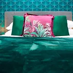 Exoticstay Apartments - New Build - Luxe 2 Bedroom Apt - Free Parking - Smart 4K Tv With Ultrafast Wifi & Netflix - City Centre