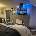 Lovely Studio Apartment Located In Birmingham