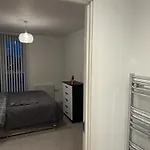 Swanky 2 Bedroom Serviced Apartment With Free Parking & Wifi!