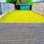 Mayfair Place - Cosy 3 Bedroom House With Free Parking
