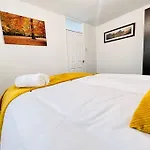 Mayfair Place - Cosy 3 Bedroom House With Free Parking
