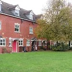 Hawksworth House In Birmingham Near Solihull, Near Nec, Hs2, Jaguar Land Rover, Bear Grylls Centre, Resorts World And Birmingham Airport With A Garage And Free Parking, Great For Families
