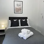 Pluxa Bearwood Hotel Double Beds With Ensuite And Car Park