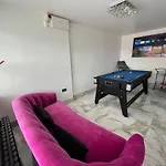 Luxury 4 Bedroom Retreat; With Hot Tub & Parking