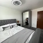 Luxury 4 Bedroom Retreat; With Hot Tub & Parking