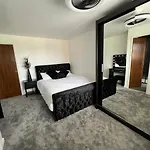 Luxury 4 Bedroom Retreat; With Hot Tub & Parking