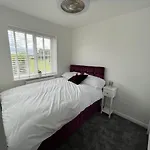 Luxury 4 Bedroom Retreat; With Hot Tub & Parking