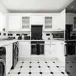 Modern 4 Bedroom Home Ideal For Contractors, Groups And Families ,Free Parking For Multiple Vehicle\'S