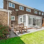 Modern 4 Bedroom Home Ideal For Contractors, Groups And Families ,Free Parking For Multiple Vehicle\'S