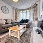 Xclusive Living Spacious 3 Bedroom House,Sleep 6, Free Wifi, Parking Close To Nec On Horrell Road
