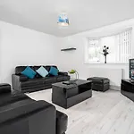 Modern 4 Bedroom Home Ideal For Contractors, Groups And Families ,Free Parking For Multiple Vehicle\'S