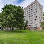 Apartment Beside Queen Elizabeth Hospital