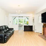 Beautiful 6 Bedroom House For 17 Guests Next To Edgbaston Stadium