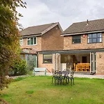 Stunning Solihull 4 Bedroom House With 6 Beds And Large Driveway