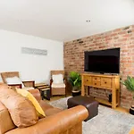 Stunning Solihull 4 Bedroom House With 6 Beds And Large Driveway