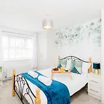 Stunning Solihull 4 Bedroom House With 6 Beds And Large Driveway