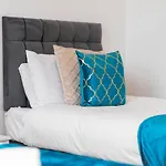 5 Bedroom House - 10 Guests - Multiple Off Street Parking - Garden - Smart Tv - Wifi - Contractors - Families - Groups
