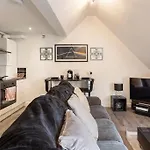 Cosy Brand New Spacious 1 Bed Luxury Apartment