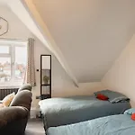 Cosy Brand New Spacious 1 Bed Luxury Apartment