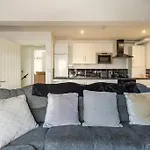 Cosy Brand New Spacious 1 Bed Luxury Apartment