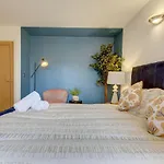 City Centre, 2 Bedroom, Secured Parking, 3 King Bed, Wifi Sleep 6 Guest Comfortable On Three King Size Beds, Jewellery Quarter , Birmingham City Centre , Allocated Secured Parking