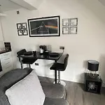 Cosy Brand New Spacious 1 Bed Luxury Apartment