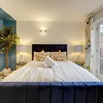 City Centre, 2 Bedroom, Secured Parking, 3 King Bed, Wifi Sleep 6 Guest Comfortable On Three King Size Beds, Jewellery Quarter , Birmingham City Centre , Allocated Secured Parking