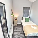 *Sleeps 9* Modern, 4 Bed House, Birmingham