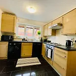 Plantsbrook Place - Luxury 4 Bed House + Parking