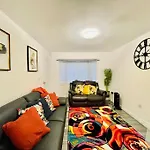 Plantsbrook Place - Luxury 4 Bed House + Parking