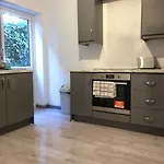 Lovely 3 Bedroom Entire Home With Street Parking - Close To Nec, Bhx Airport - Sleeps 6 Guests Ideal For Contractors & Families