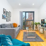Aqua-Themed 2 Bedroom Cosy Apartment - City Centre
