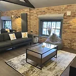 Silver Forge Penthouse - 4K Projector - Snug Room - Luxury Apartment