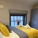 Silver Forge Penthouse - 4K Projector - Snug Room - Luxury Apartment