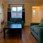 House - 10Min To City Centre - Sleeps 4 - Parking