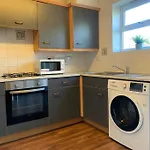 House - 10Min To City Centre - Sleeps 4 - Parking