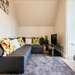 Deluxe 2-Bedroom Flat With Free Parking