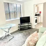 2.Superb Serviced Apartment - Free On Road Parking