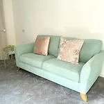 2.Superb Serviced Apartment - Free On Road Parking