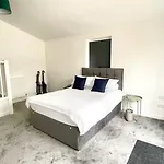 2.Superb Serviced Apartment - Free On Road Parking