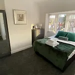 Battenhall House - 4 Bed Luxury Corporate Stay
