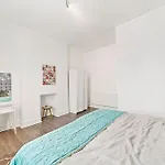 Flat 3-Stylish 2 Bedroom Apartment.
