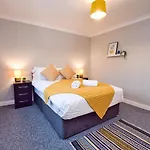 4 Bed House - Drive And Garage - Birmingham