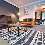 4 Bed House - Drive And Garage - Birmingham